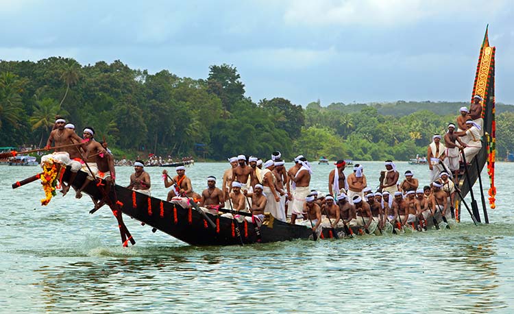 Experience the Frenzy of Nehru Trophy Boat Race in Alappuzha,Kerala